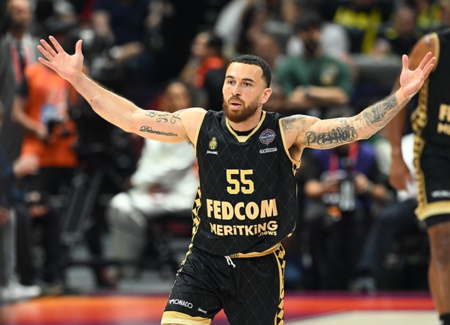 Σε ποιες θέσεις «βλέπει» ο Μάικ Τζέιμς Ολυμπιακό και Παναθηναϊκό στη Euroleague (vid)