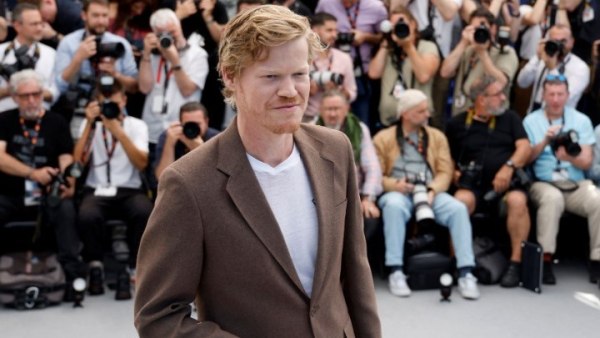 Τζέσι Πλέμονς – Κόουλ Εσκόλα: Οι δύο ταλαντούχοι ηθοποιοί συνεργάζονται στην κωμωδία της Α24 «Jonty»