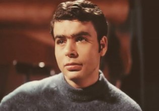 Γιάννης Πουλόπουλος: Πωλείται το θρυλικό ξενοδοχείο του τραγουδιστή στην Άνοιξη Αττικής – Το ποσό