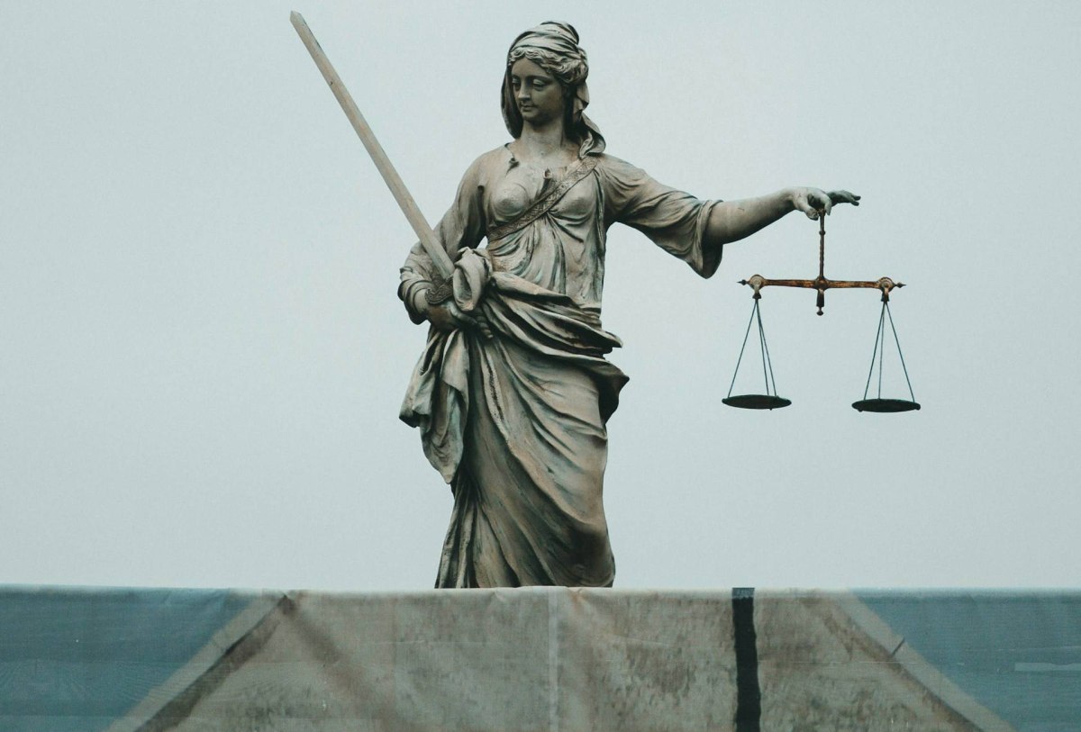 Κάτι σάπιο υπάρχει στο Κράτος Δικαίου στην Ελλάδα – Έρευνα χαστούκι στην κυβέρνηση