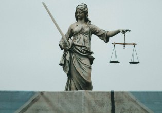 Κάτι σάπιο υπάρχει στο Κράτος Δικαίου στην Ελλάδα – Έρευνα χαστούκι στην κυβέρνηση