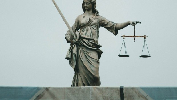 Κάτι σάπιο υπάρχει στο Κράτος Δικαίου στην Ελλάδα – Έρευνα χαστούκι στην κυβέρνηση