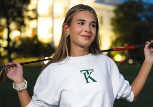 Γκολφ, μόδα, χρήμα: Η 18χρονη εγγονή του Ντόναλντ Τραμπ κοντράρει τον σύντροφο της μητέρας της, Τάιγκερ Γουντς