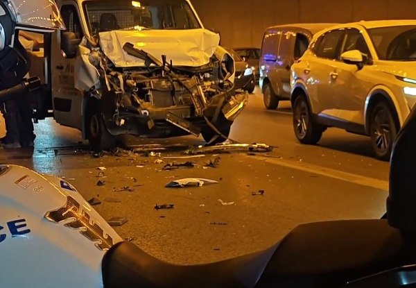 Σοβαρό τροχαίο στη λεωφόρο Ποσειδώνος – Καραμπόλα με φορτηγό, ΙΧ και δύο μοτοσυκλέτες
