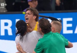 Σπουδαία στιγμή: Ο Ντουπλάντις καταρρίπτει το παγκόσμιο ρεκόρ και ο Καραλής τρέχει και τον αγκαλιάζει (vid)