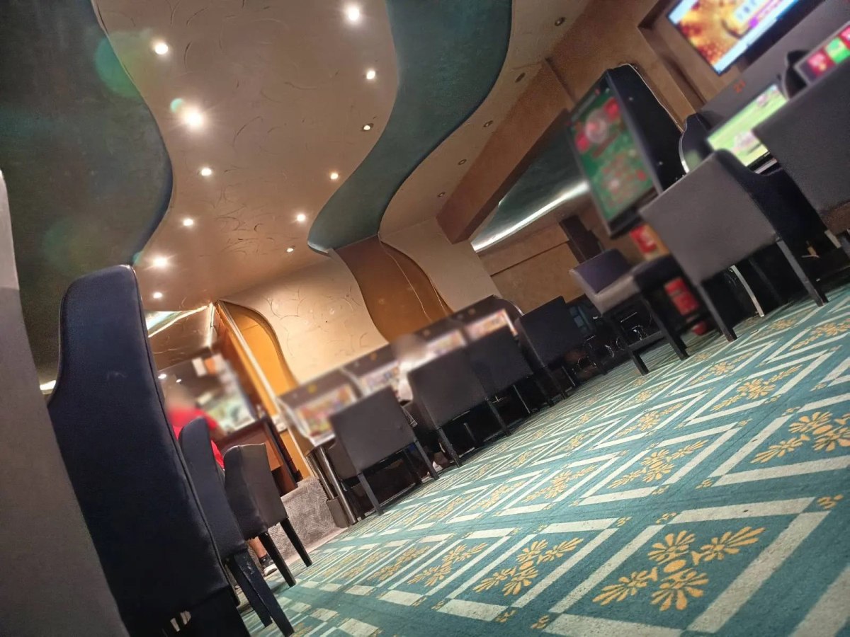 Παράνομο καζίνο με ειδικές κρύπτες διαφυγής εντοπίστηκε στο κέντρο της Αθήνας – Δέκα συλλήψεις