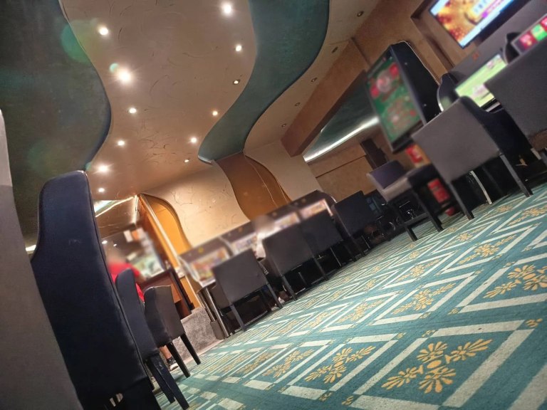 Παράνομο καζίνο με ειδικές κρύπτες διαφυγής εντοπίστηκε στο κέντρο της Αθήνας – Δέκα συλλήψεις