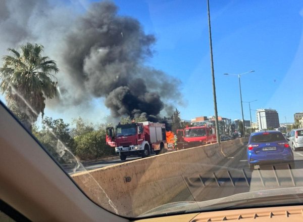 Φωτιά σε όχημα στη λεωφόρο Κηφισίας στο ύψος του Χαλανδρίου – Βίντεο