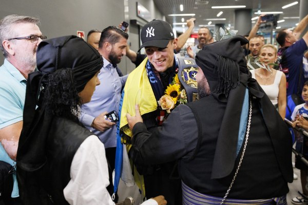 Γκρέμισαν το “Μακεδονία”: Η θριαμβευτική υποδοχή με ποντιακούς χορούς του Γιώργου Κουγιουμτσίδη (vid)