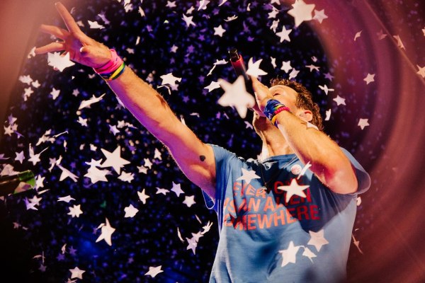 «Εξευτελιστικό!»: Επίθεση για αντισημιτισμό στον Κρις Μάρτιν γιατί δεν υπερασπίστηκε Ισραηλινές από γιουχαΐσματα