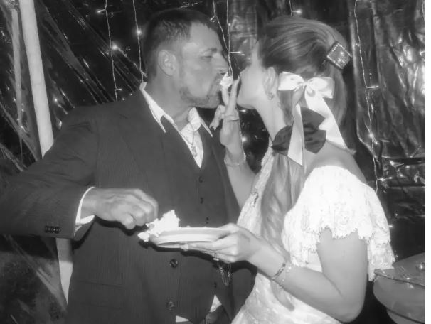 Λάνα Ντελ Ρέι: Γιορτάζει την πρώτη επέτειο γάμου της με αδημοσίευτες φωτογραφίες