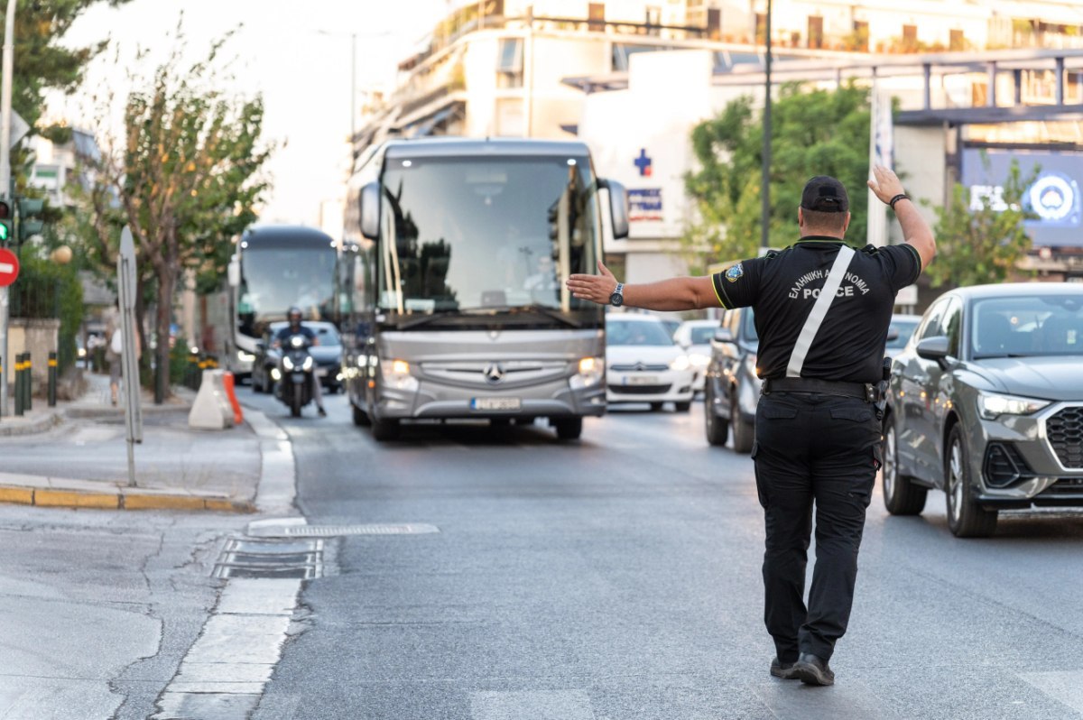600 λεωφορεία για 2.000 σχολικά δρομολόγια: Ο τουρισμός που εκτοπίζει την εκπαίδευση και οι τακτικές των πρακτόρων