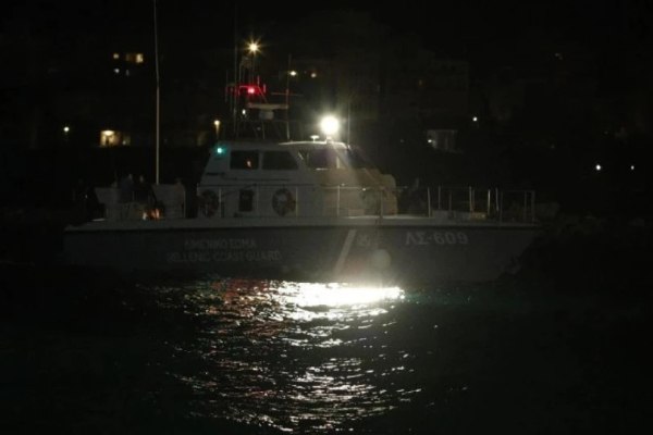 Αλιευτικό προσέκρουσε σε βράχια στον Θερμαϊκό – Επιχείρηση διάσωσης 5 ατόμων