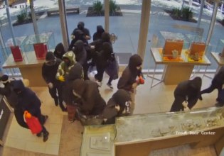 Καλιφόρνια: Κινηματογραφική ληστεία – 25 κουκουλοφόροι έφυγαν με λεία 1 εκατ. από κοσμηματοπωλείο