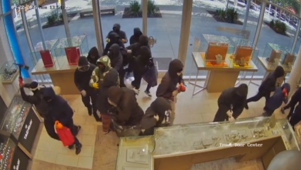 Καλιφόρνια: Κινηματογραφική ληστεία – 25 κουκουλοφόροι έφυγαν με λεία 1 εκατ. από κοσμηματοπωλείο