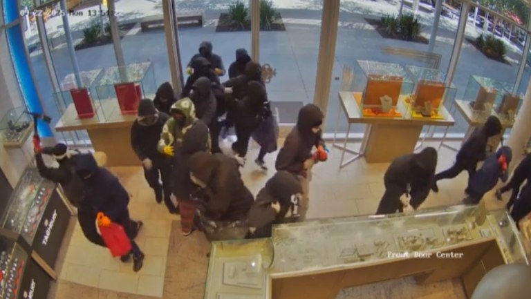 Καλιφόρνια: Κινηματογραφική ληστεία – 25 κουκουλοφόροι έφυγαν με λεία 1 εκατ. από κοσμηματοπωλείο