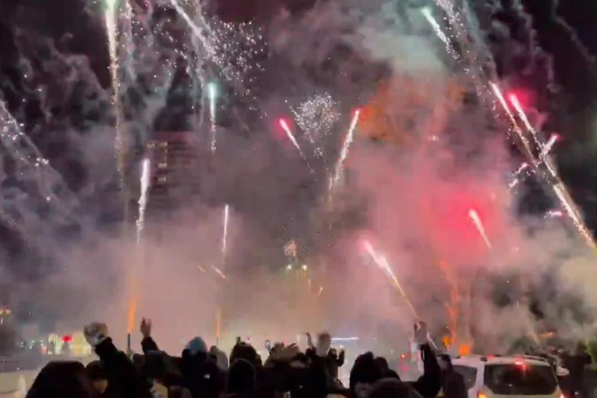 Βεγγαλικά, καπνογόνα και… χαμός στο ξενοδοχείο: Οπαδοί της Γαλατάσαραϊ «ξενύχτησαν» τους παίκτες της Λίβερπουλ (vid)