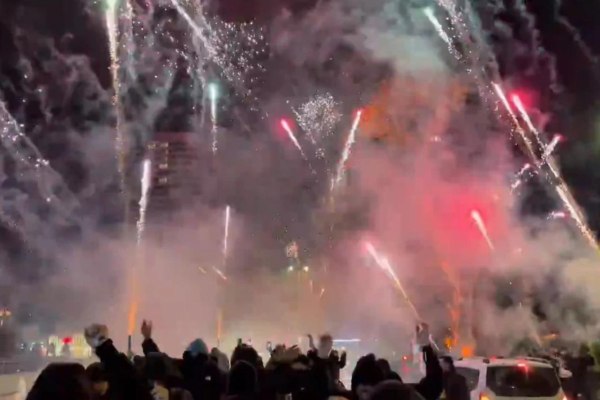 Βεγγαλικά, καπνογόνα και… χαμός στο ξενοδοχείο: Οπαδοί της Γαλατάσαραϊ «ξενύχτησαν» τους παίκτες της Λίβερπουλ (vid)