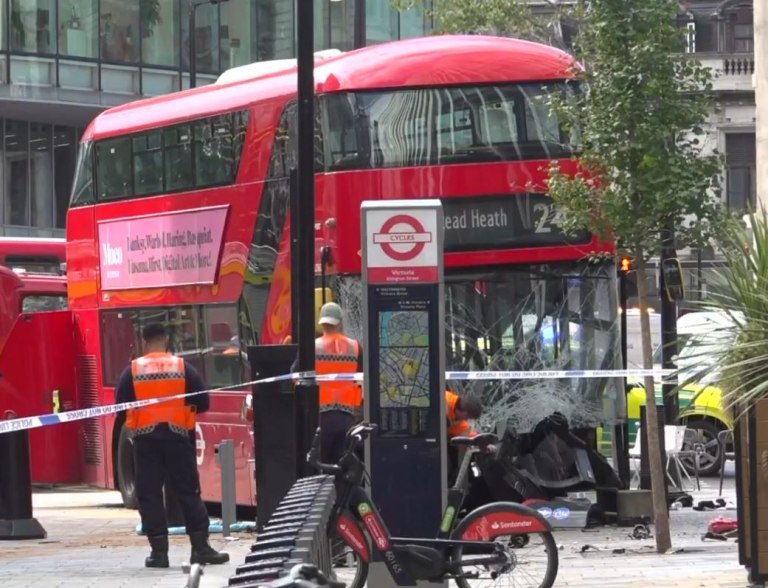 Λεωφορείο ξέφυγε από την πορεία του και παρέσυρε πεζούς στο Λονδίνο – Στο νοσοκομείο πολλοί άνθρωποι