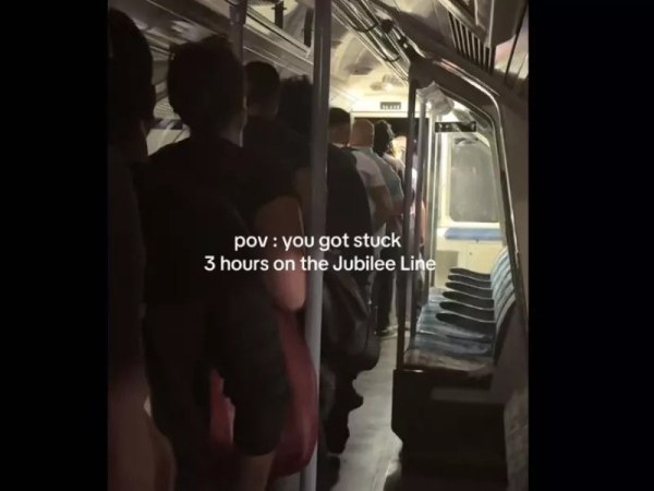Ταλαιπωρία στο μετρό του Λονδίνου: Επιβάτες εγκλωβίστηκαν για ώρες σε συρμό – Η στιγμή του απεγκλωβισμού