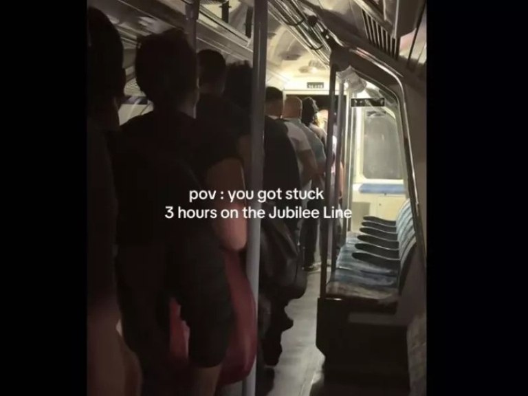 Ταλαιπωρία στο μετρό του Λονδίνου: Επιβάτες εγκλωβίστηκαν για ώρες σε συρμό – Η στιγμή του απεγκλωβισμού