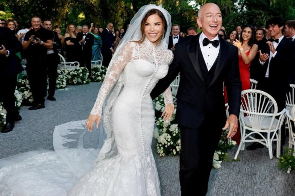 «Βιβλία, όχι bots» και δωρεά εκατομμυρίων για τους ωκεανούς: Η Λόρεν Σάντσεζ Μπέζος έχει αναλογική καρδιά