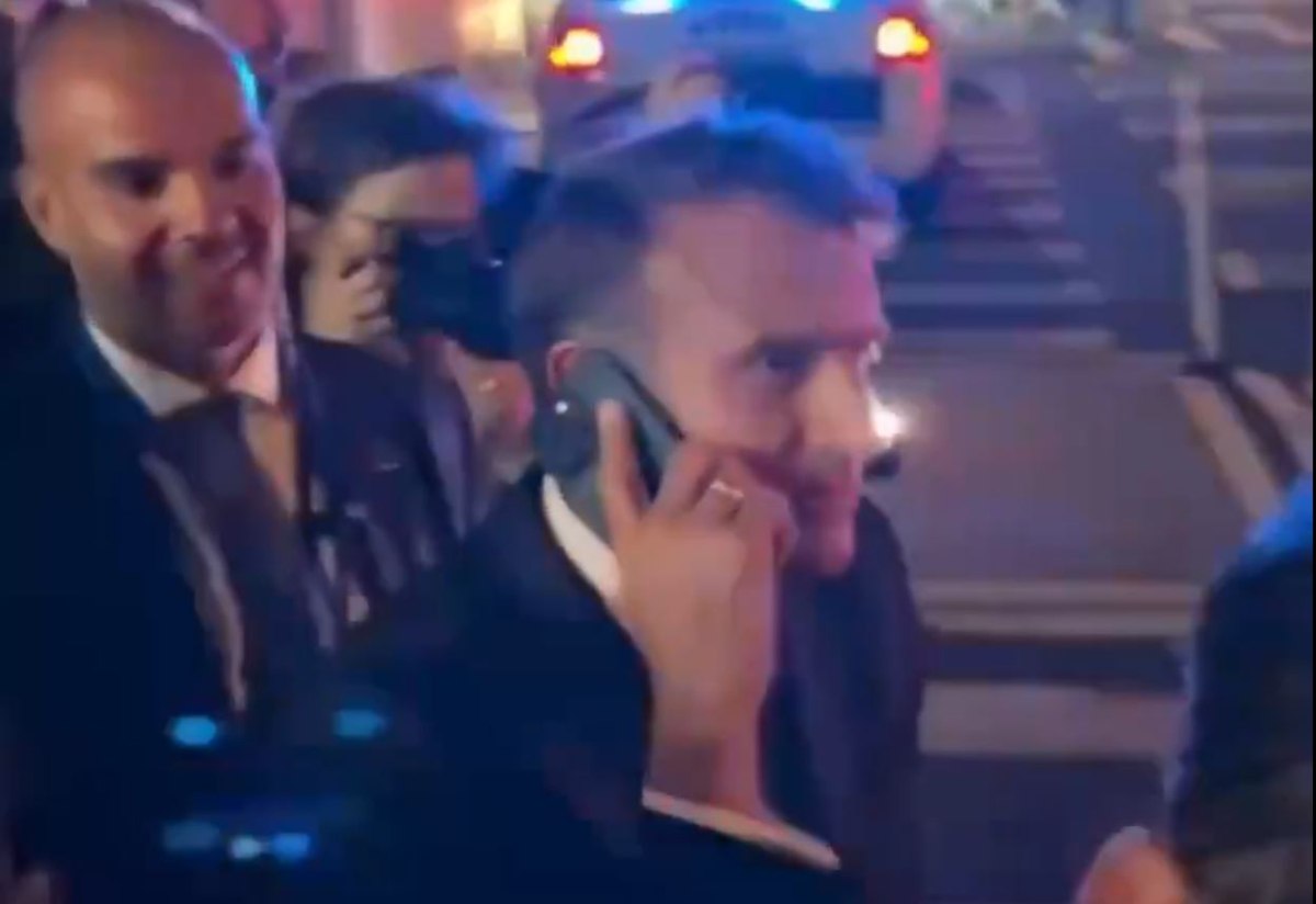 Σταμάτησαν τον Μακρόν στον δρόμο για να περάσει η αυτοκινητοπομπή του Τραμπ – Δείτε βίντεο