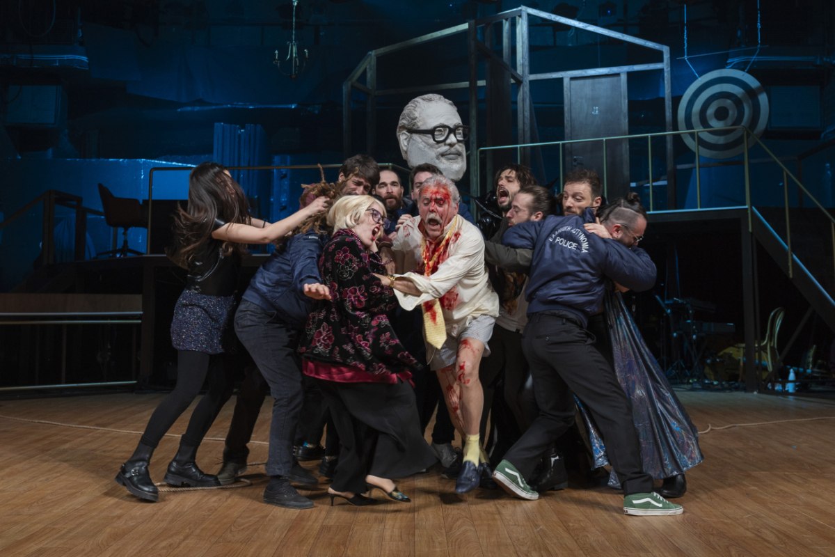 MERDE! – Το θέατρο βγάζει (ξανά) τα άπλυτά του στη σκηνή! Στο Δημοτικό Θέατρο Πειραιά από 16/10