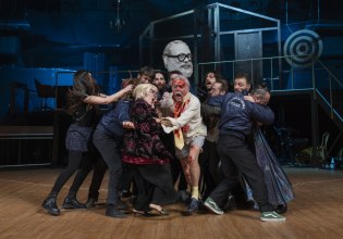 MERDE! – Το θέατρο βγάζει (ξανά) τα άπλυτά του στη σκηνή! Στο Δημοτικό Θέατρο Πειραιά από 16/10