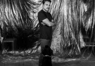 Ο Γιώργος Καραμίχος μάς ξεναγεί στο σύμπαν του «Ευγένιου» λίγες μέρες πριν την πρεμιέρα της παράστασης που σκηνοθετεί