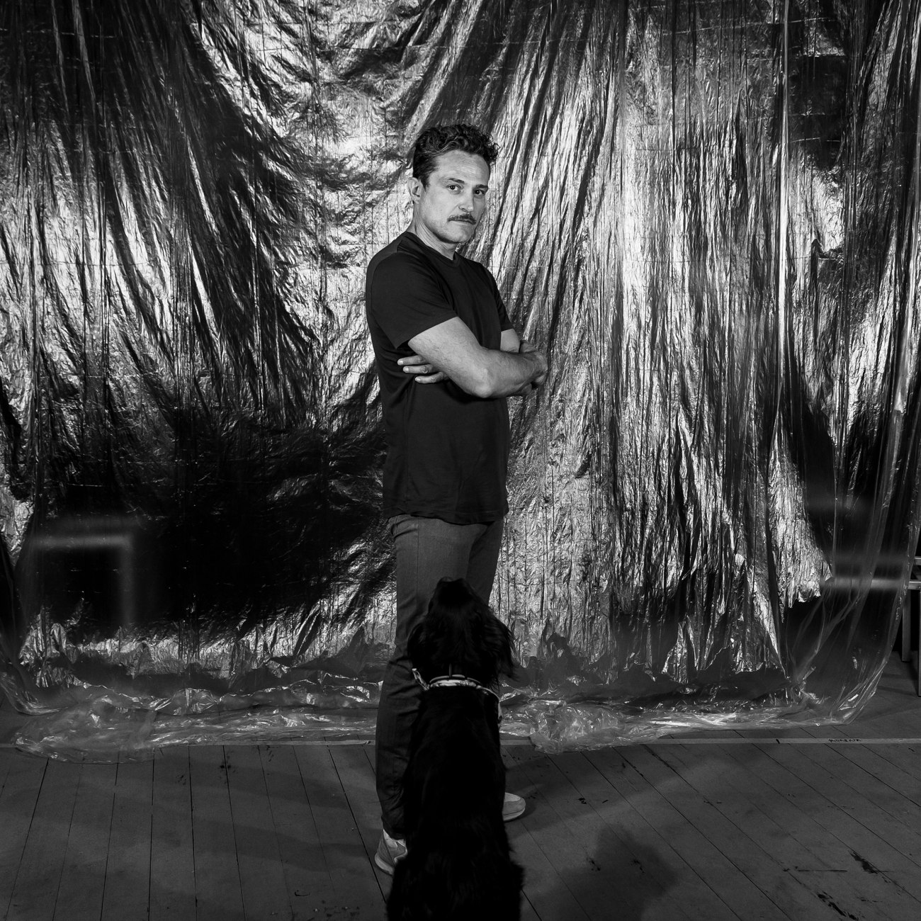 Ο Γιώργος Καραμίχος μάς ξεναγεί στο σύμπαν του «Ευγένιου» λίγες μέρες πριν την πρεμιέρα της παράστασης που σκηνοθετεί