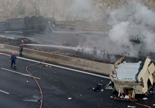 Σοβαρό τροχαίο με ανατροπή νταλίκας στην εθνική οδό – Τυλίχθηκε στις φλόγες το φορτηγό – Τραυματίστηκε ο οδηγός