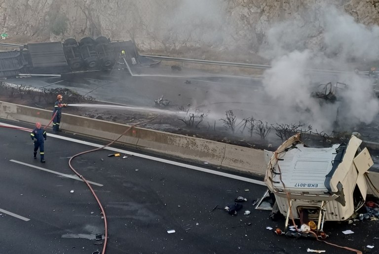 Σοβαρό τροχαίο με ανατροπή νταλίκας στην εθνική οδό – Τυλίχθηκε στις φλόγες το φορτηγό – Τραυματίστηκε ο οδηγός
