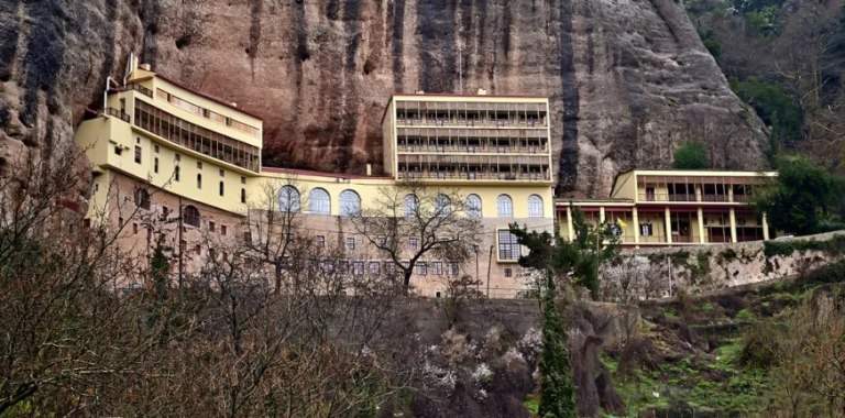 Καλάβρυτα: «Δεν μπορώ να το διανοηθώ» λέει ο αδερφός του ηγούμενου – «Ίσως δούμε και νέες συλλήψεις» λέει ο Τσούκαλης