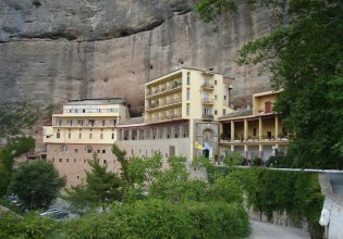 Καλάβρυτα: Σε αργία ο ηγούμενος της Μονής Μεγάλου Σπηλαίου – Πώς πιάστηκε στη «φάκα» να πουλά θρησκευτικά κειμήλια