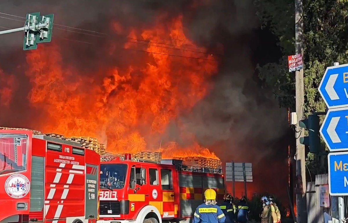 Φωτιά σε χώρο εταιρείας στις Αχαρνές – Μήνυμα από το 112 για τους καπνούς