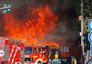 Φωτιά σε χώρο εταιρείας στις Αχαρνές – Μήνυμα από το 112 για τους καπνούς