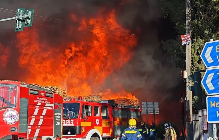 Φωτιά σε χώρο εταιρείας στις Αχαρνές – Μήνυμα από το 112 για τους καπνούς