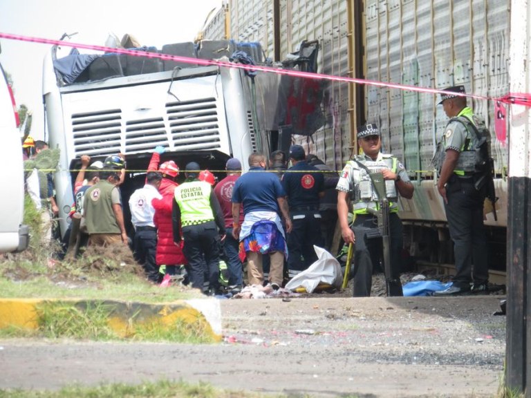 Μεξικό: Τρένο παρέσυρε διώροφο λεωφορείο – Τουλάχιστον 10 νεκροί και 61 τραυματίες (συγκλονιστικά βίντεο)