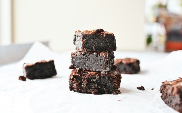 Συνταγή: Μπράουνις με μαύρη σοκολάτα και αβοκάντο