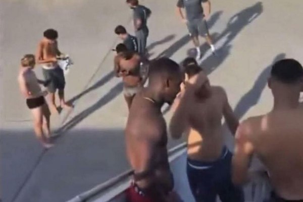 Στο αεροπλάνο με τα εσώρουχα οι παίκτες της Μονακό, λόγω… τεχνικού προβλήματος (vid, pics))