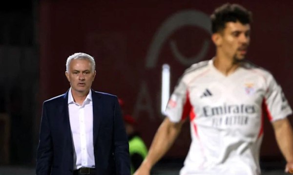 Τα… έσπασε ο Μουρίνιο στο ντεμπούτο του με τη Μπενφίκα (vid)