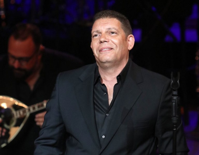 Γρηγόρης Μπιθικώτσης: «Ο πατέρας μου ήταν τρυφερός, όταν ήμουν πιτσιρικάς δεν μου χάλαγε χατίρι»