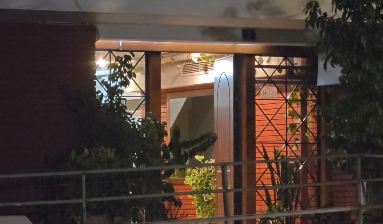 Νέος Κόσμος: Άντρας και γυναίκα εντοπίστηκαν νεκροί σε κατάσταση αποσύνθεσης – Δίπλα τους βρέθηκε ένα όπλο