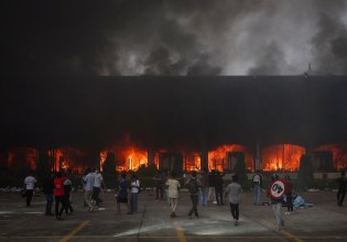 Χάος στο Νεπάλ: Πυρπολήθηκε το κοινοβούλιο – Έκλεισε το αεροδρόμιο, απομακρύνθηκαν υπουργοί με ελικόπτερα