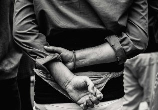 Πώς δρούσε ο 42χρονος μαστροπός – Εκβιασμοί, απειλές, βία