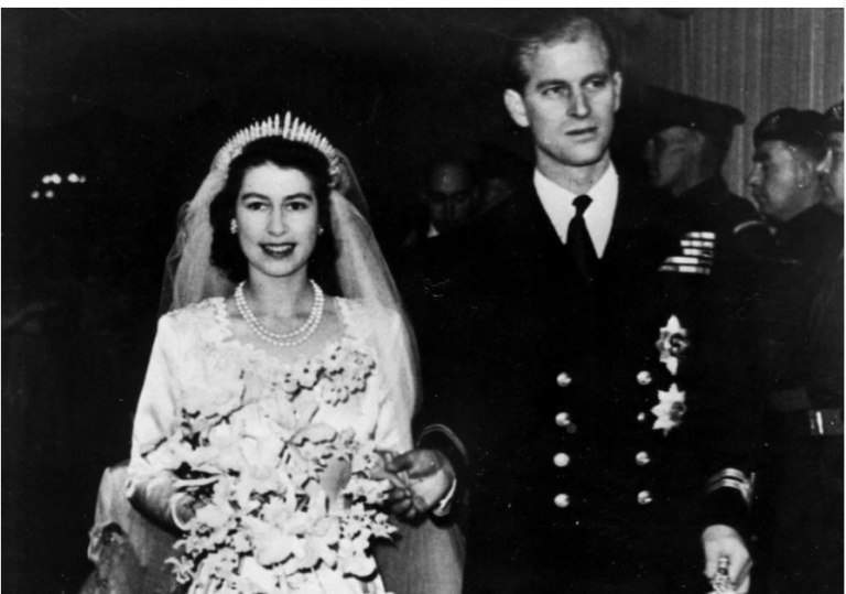 Bασίλισσα Ελισάβετ Β’: Το νυφικό της με τα 10.000 μαργαριτάρια που έγινε σύμβολο