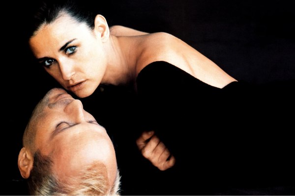 «Είναι σκληρό»: Η Ντέμι Μουρ για τον Μπρους Γουίλις μετά την άνοια – Τι είπε για τη διαδικτυακή επίθεση στη νέα σύζυγό του