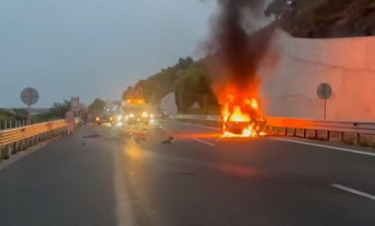 Σοκαριστικό τροχαίο στην Ολυμπία Οδό: ΙΧ τυλίχθηκε στις φλόγες μετά από σφοδρή σύγκρουση – Απανθρακώθηκε ο οδηγός