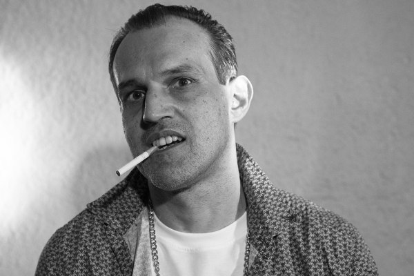 «Ωριμότητα»: Η νέα θεατρική παράσταση του Ντίνου Γκελαμέρη, στο Δημοτικό Θέατρο Πειραιά